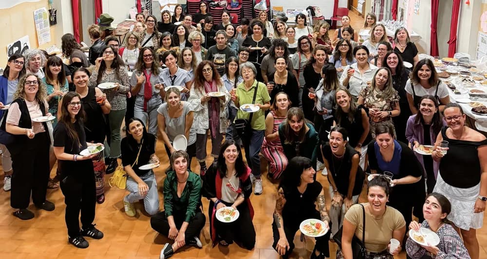La comunità di Pagine Sorelle riunita a un evento