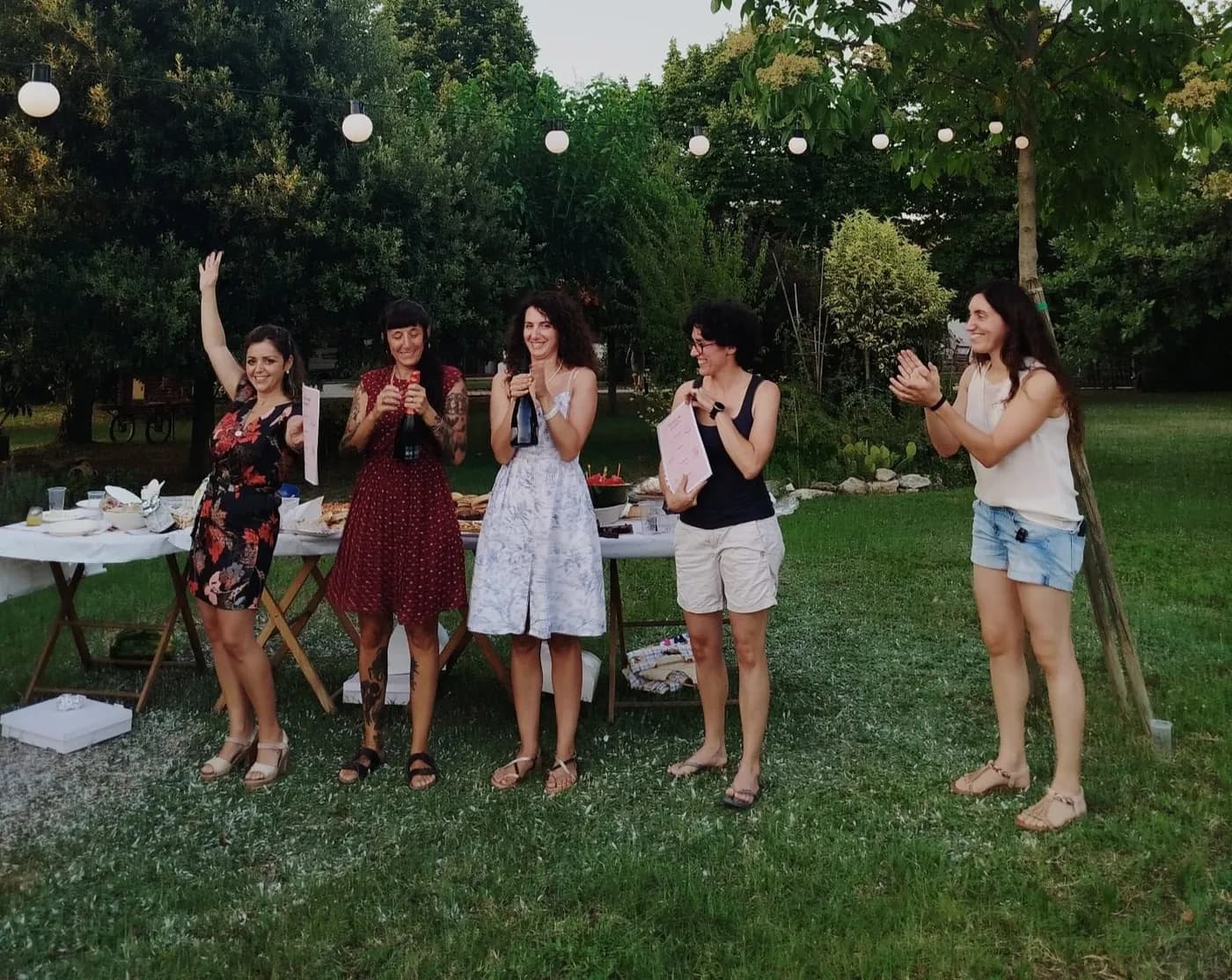 Le donne di Pagine Sorelle a un incontro in giardino