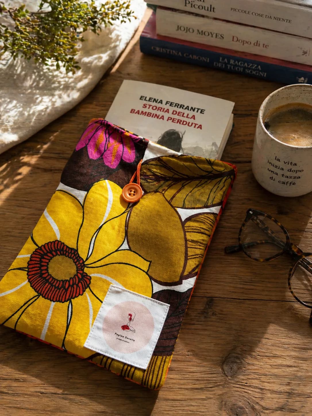 Una book cover artigianale in tessuto, che avvolge e protegge un libro