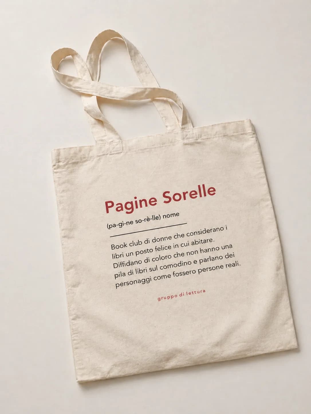 Tote bag in cotone naturale con la definizione da vocabolario di «Pagine Sorelle»: un book club di donne che considerano i libri un posto felice in cui abitare